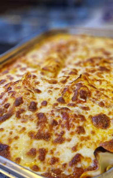 Lasagne mit goldbrauner Käsekruste, überbacken und frisch aus dem Ofen.